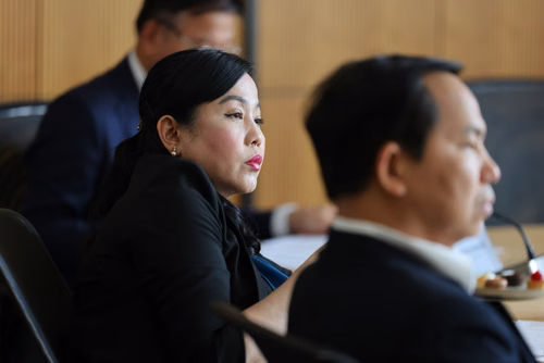 Visite d'une délégation du gouvernement vietnamien le 29 juillet 2025 à l'EPFL. Parmi le groupe, S.E. M. Le Thanh Long, Vice-premier ministre, et S.E. M. Nguyen Duc Hai, Vice-Président de l’Assemblée nationale, ainsi que des représentants de ministères clés et d’institutions nationales. La délégation a été accueillie par Ambrogio Fasoli, Vice-président pour les Affaires Académiques de l’EPFL, par Antoine Jourdan, directeur de SIP West EPFL et par Gillian Olivieri, directrice adjointe des Affaires internatio