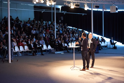 22 entrepreneurs ont participé au concours de “pitch” devant 400 personnes lors de la Startup Champions Seed Night coorganisée par l’EPFL Alumni et venturelab au Forum Rolex Learning Center. Tej Tadi (PhD SV’11), fondateur et CEO de MindMaze, était l’invité d’honneur de cette édition.