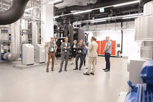 Après 3 ans de travaux, l’EPFL inaugure aujourd’hui sa nouvelle centrale thermique qui permet au campus lausannois de se chauffer et de se refroidir intégralement avec l’eau du lac et en exploitant la chaleur dégagée par son centre de données. Pour l’École, il s’agit d’une étape majeure en vue d’atteindre la neutralité carbone.