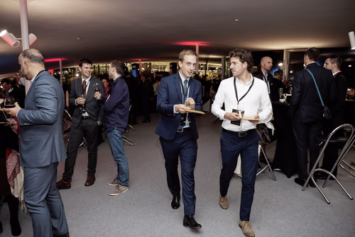 La première édition du gala EPFL Alumni a réuni près de 650 diplômé.es au Rolex Learning Center. Ils ont pu participer à une soirée festive et entendre le Prof. Patrick Aebischer – Président de l’EPFL jusqu’à fin 2016 – et le Prof. Martin Vetterli – Président de l’EPFL dès 2017 – échanger sur la transmission de Présidence.