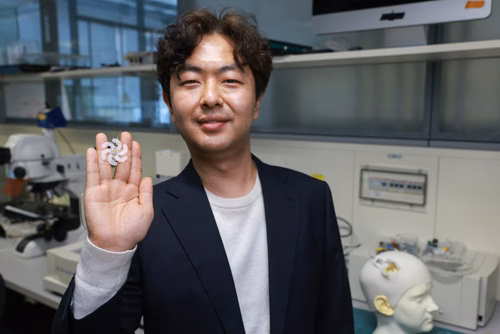 Des scientifiques de l’EPFL ont développé un réseau d’électrodes déployable au-dessus d’une relativement large surface du cortex cérébral, à travers un petit trou percé dans le crâne. La technologie pourrait fournir une solution minimalement invasive pour des patients épileptiques. Sukho Song et Stéphanie Lacour, professeure à l’institut Neuro X de l’EPFL, avec l'électrode déployable.