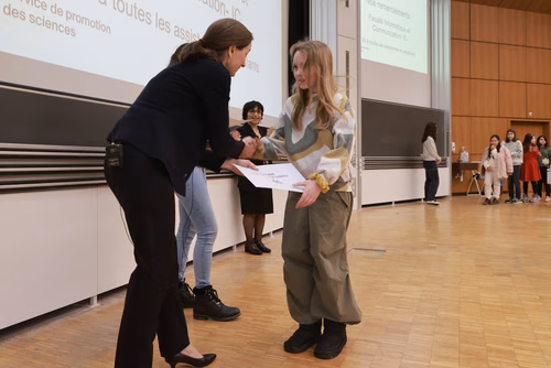 Journée à la découverte des Sciences Remise attestations "Internet & Code pour les filles" Service de la promotion des Sciences de l'EPFL 