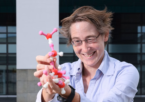 Sylvie Roke, professeur de bio-ingénierie à l’EPFL, vient d’être nommée membre de la Société américaine de physique. Cette reconnaissance lui a été décernée par ses pairs pour « des contributions fondamentales dans le domaine des technologies de diffusion optique et d'imagerie non linéaires pour l’étude des systèmes aqueux complexes et de leurs interfaces ».