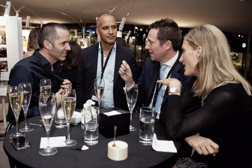 La première édition du gala EPFL Alumni a réuni près de 650 diplômé.es au Rolex Learning Center. Ils ont pu participer à une soirée festive et entendre le Prof. Patrick Aebischer – Président de l’EPFL jusqu’à fin 2016 – et le Prof. Martin Vetterli – Président de l’EPFL dès 2017 – échanger sur la transmission de Présidence.