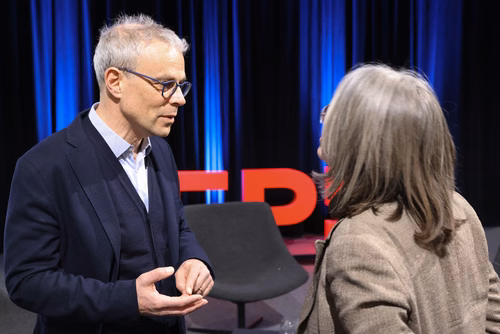 The EPFL EssentialTech Centre invites you to join 5 inspiring panelists in their reflections on how science and technology can be harnessed in the pusuit of peace. The objective is to identify how STEM can be leveraged to address all forms of violence.