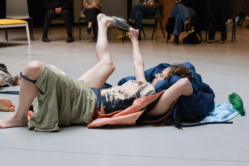 Dans le cadre du festival Les Culturelles du CDH-Culture et suite au workshop RUINED qui a permis à des étudiant·es de fabriquer une sculpture en mycelium, la performance MOLDING propose un ensemble de gestes performatifs dans le prolongement de l’œuvre vivante.