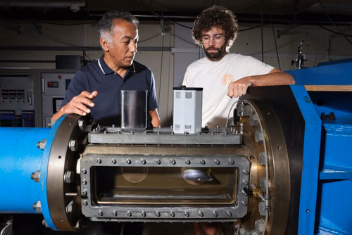 Un doctorant en génie mécanique de l’EPFL a développé une technologie ingénieuse qui permettrait d’éliminer les vibrations induites par l’écoulement dans les machines tournantes, comme les hélices de bateaux, turbines, pompes ou autres éoliennes. Sa découverte sort d’une imprimante 3D et vient d’être brevetée. Thomas Berger (à droite), doctorant, et Mohamed Farhat, directeur de thèse