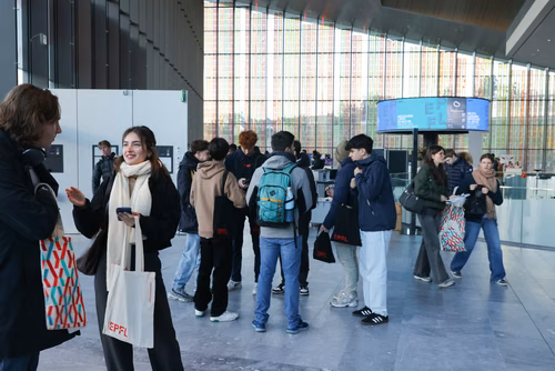 Un événement d’envergure pour préparer son avenir. Comme chaque année, l’EPFL, via son Service de promotion de l’éducation et en collaboration avec ses facultés, se réjouit d'accueillir les gymnasiennes et gymnasiens sur son campus. L’École propose de venir découvrir ses filières de formation, sa communauté estudiantine, son corps enseignant, ses équipes de recherche, les divers services dédiés aux étudiantes et étudiants débutant à l’EPFL, ainsi que les multiples associations chargées d’animer la vie socia