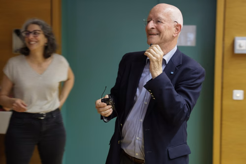 A l'occasion du dernier cours de Claude Nicollier, ses amis, collègues et famille lui ont fait la surprise d'être présents