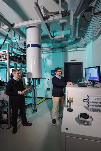 Des ingénieurs de l’EPFL ont créé un dispositif capable de convertir efficacement la chaleur en tension électrique à des températures inférieures à celles présentes dans l’Espace. Cette innovation pourrait permettre de surmonter un obstacle de taille au développement des technologies d’informatique quantique, qui nécessitent des températures extrêmement basses pour un fonctionnement optimal.