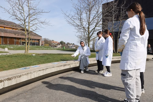 Rempli d’expérimentations ludiques, Le Bus des sciences de l’EPFL part ce printemps à la rencontre des écoles de Suisse romande. Un programme pédagogique lancé il y a quinze ans, qui a permis à plus de 45'000 enfants de découvrir les sciences et les technologies.
