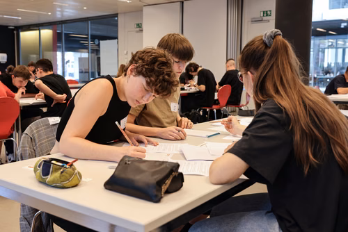Le concours Alkindi-suisse est une compétition de cryptographie qui a lieu chaque année et ouverte aux classes de 9e, 10e et 11e secondaires. Il est organisé par l’EPFL, les associations Animath et France-ioi. La participation est entièrement gratuite.