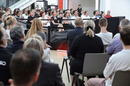 L’équipe a dévoilé mercredi soir sa nouvelle voiture de Formula Student électrique dans le nouveau makerspace de l’EPFL. Elle participera à quatre compétitions cet été en Europe. Artemis, la nouvelle voiture de Formula Student de l'EPFL Racing Team.