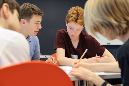 Le concours Alkindi-suisse est une compétition de cryptographie qui a lieu chaque année et ouverte aux classes de 9e, 10e et 11e secondaires. Il est organisé par l’EPFL, les associations Animath et France-ioi. La participation est entièrement gratuite.
