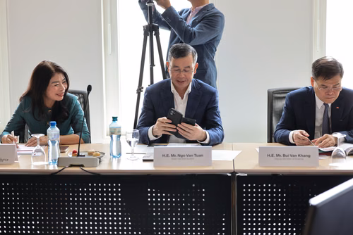 Visite d'une délégation du gouvernement vietnamien le 29 juillet 2025 à l'EPFL. Parmi le groupe, S.E. M. Le Thanh Long, Vice-premier ministre, et S.E. M. Nguyen Duc Hai, Vice-Président de l’Assemblée nationale, ainsi que des représentants de ministères clés et d’institutions nationales. La délégation a été accueillie par Ambrogio Fasoli, Vice-président pour les Affaires Académiques de l’EPFL, par Antoine Jourdan, directeur de SIP West EPFL et par Gillian Olivieri, directrice adjointe des Affaires internatio