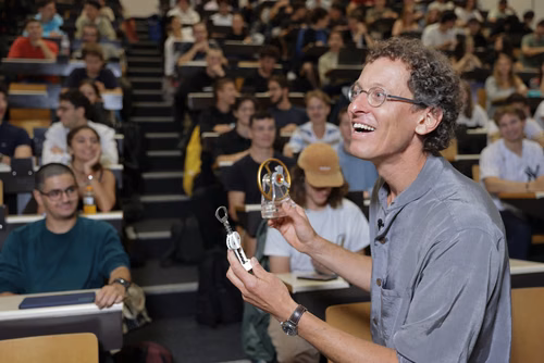 Simon Henein meilleur enseignant 2023 de la section de microtechnique de l’EPFL a un pied dans l’ingénierie et l’autre dans les arts. Son cœur, lui, est à 100% dans l’enseignement. Convaincu de l’intérêt de combiner les trois, le meilleur enseignant 2023 de la section de microtechnique de l’EPFL mise sur la création collective.