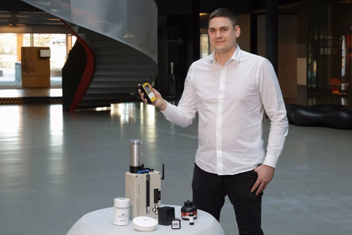 Pour sa thèse de doctorat en génie civil, Joan Rey a testé la fiabilité d'outils du commerce et celle de l'intelligence artificielle pour mesurer et prédire les niveaux de radon dans les bâtiments. Il partage ses conclusions dans une chronique parue dans trois quotidiens romands.