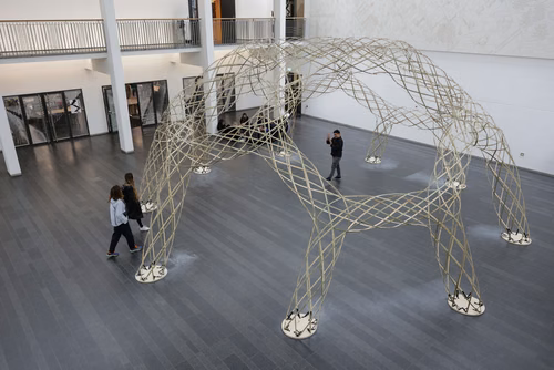 Une collaboration entre le Laboratoire d’informatique géométrique de l’EPFL et une artiste britannique débouche sur la création d’une impressionnante structure en bambous tressés.