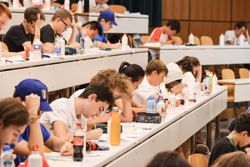 Le championnat des jeux mathématiques et logiques est une compétition populaire et scolaire organisée chaque année à l’échelon européen. Il voit s’affronter des passionné·e·s de mathématiques de toutes générations venus d’une douzaine de pays. Sa finale internationale, qui a traditionnellement lieu à Paris, sera cette année organisée à Lausanne (EPFL). La FSJM gère depuis plus de 30 ans l’organisation de ce championnat en Suisse. Finale sur le Campus EPFL