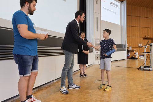 Remises des attestations pour les enfants du Jura 2023 En présence du Ministre de l’éducation du Canton du Jura, M. Martial Courtet Service de promotion des Sciences 