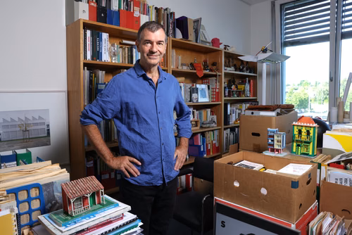 If you’re looking for Yves Pedrazzini, you’ll probably find him on the streets or at a local punk-rock club. The winner of the 2024 best teacher award for the architecture section has led a wide-ranging, uncompromising career marked by real-world experience with people from all walks of life.