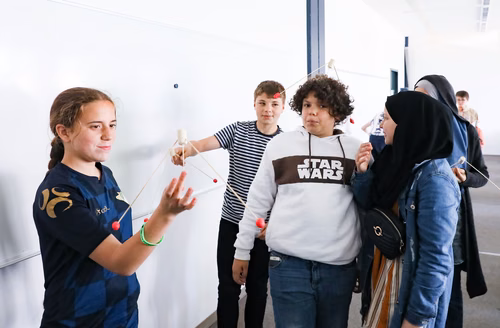  l’EPFL accueille chaque année les classes romandes de 7ème et 8ème pour une journée de découverte des sciences et domaines techniques.