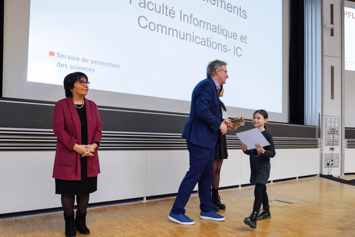 Remise attestations "Internet & Code pour les filles" Service de la promotion des Sciences de l'EPFL