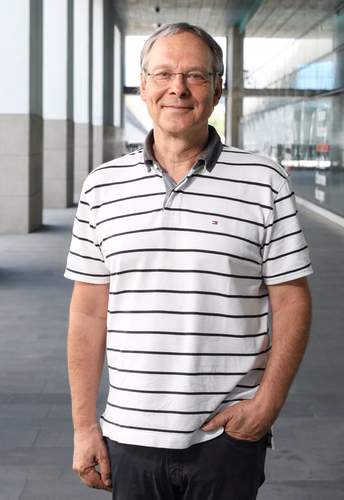 Michael Unser was born to an artist mother and scientist father, so both disciplines run through his veins. According to the professor – who was named best teacher in the microengineering section at EPFL for 2022 – it’s the ideal combination because math, like art, is an exercise in precision, clarity and simplicity.