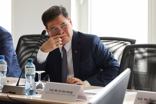 Visite d'une délégation du gouvernement vietnamien le 29 juillet 2025 à l'EPFL. Parmi le groupe, S.E. M. Le Thanh Long, Vice-premier ministre, et S.E. M. Nguyen Duc Hai, Vice-Président de l’Assemblée nationale, ainsi que des représentants de ministères clés et d’institutions nationales. La délégation a été accueillie par Ambrogio Fasoli, Vice-président pour les Affaires Académiques de l’EPFL, par Antoine Jourdan, directeur de SIP West EPFL et par Gillian Olivieri, directrice adjointe des Affaires internatio