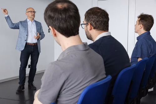 Cours Turing adressés aux gymnasiens, gymnasiennes de suisse romande. Ces cours sont organisés par la faculté IC