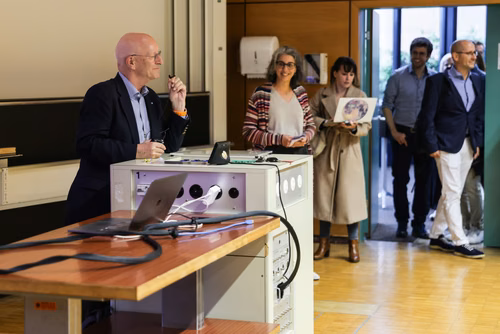 A l'occasion du dernier cours de Claude Nicollier, ses amis, collègues et famille lui ont fait la surprise d'être présents