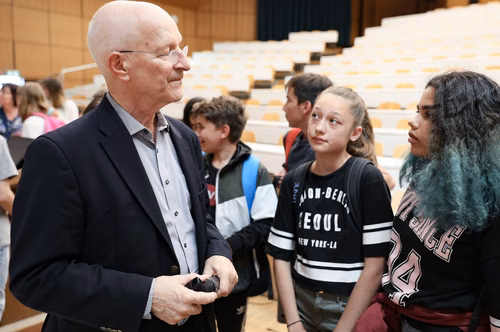  l’EPFL accueille chaque année les classes romandes de 7ème et 8ème pour une journée de découverte des sciences et domaines techniques.