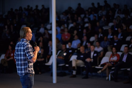 19 entrepreneurs ont “pitché” devant près de 300 personnes lors de la Startup Champions Seed Night coorganisée par l’EPFL Alumni et venturelab au Forum Rolex Learning Center. Daniel Yanisse (MT’12), CEO et co-fondateur de Checkr, était l’invité d’honneur de cette édition.
