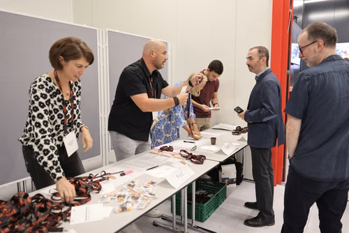 Après 3 ans de travaux, l’EPFL inaugure aujourd’hui sa nouvelle centrale thermique qui permet au campus lausannois de se chauffer et de se refroidir intégralement avec l’eau du lac et en exploitant la chaleur dégagée par son centre de données. Pour l’École, il s’agit d’une étape majeure en vue d’atteindre la neutralité carbone.