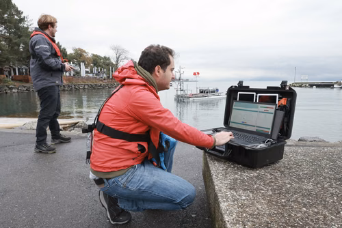 Un chercheur de l’EPFL a documenté pour la première fois comment se forment ces taches mouvantes sur l’eau – spectacle visuel toujours saisissant pour les passionnées et passionnés du lac – et ce qu’elles engendrent sous la surface.