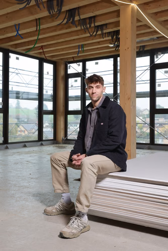 Le travail de Master de Matthieu Fehlmann l’a conduit en Australie. L’ingénieur civil de l’EPFL y a travaillé sur les moyens possibles pour stabiliser latéralement un bâtiment en bois de huit étages sans avoir recours au béton. Une aventure humaine et formatrice dans un pays aux normes de constructions différentes.
