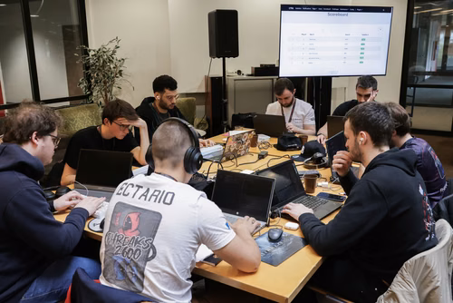 Capture The Flag (capture du drapeau) ou CTF est une compétition de cybersécurité dont le but est de faire de l’ingénierie inverse, de décrypter et de pirater des systèmes informatiques pour capturer des drapeaux et gagner des points pour son équipe. Final