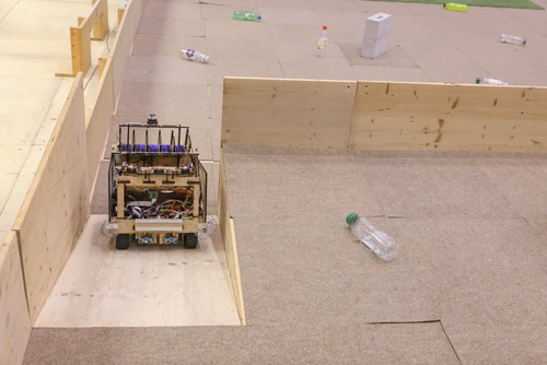 Quatre équipes de trois étudiants ont travaillé pendant un semestre pour concevoir et construire un robot de A à Z. Lors de la compétition, chacun des robots aura 10 minutes pour récolter le plus grand nombre de bouteilles vides et les ramener à la station de recyclage.