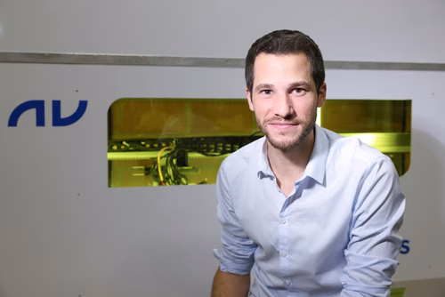 Une spin-off de l’EPFL, nu glass, a testé avec succès un système portatif permettant de rendre les vitres des trains perméables aux ondes téléphoniques. Un avantage écologique et économique important pour les compagnies de chemin de fer et les opérateurs téléphoniques qui pourront se passer de répéteurs pour assurer le confort des passagers.