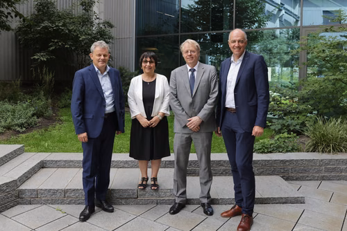 Destiné aux jeunes filles et garçons de sept à seize ans, il propose une approche pédagogique active et ludique qui éveille l’intérêt pour les sciences et pour les technologies. Ce, grâce à un partenariat avec UBS et la collaboration entre le Service de promotion des sciences de l’EPFL, l’EPFL Valais Wallis et le Canton du Valais. Canton du Valais  NCCR Catalysis, pôle de recherche du fonds national Suisse