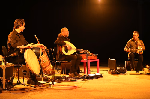 De l'Espagne à la Turquie, de la Grèce à l'Afghanistan, au fil de compositions originales portées par une myriade d'instruments du bassin méditerranéen et d'au-delà, les influences et les timbres se croisent dans des pièces de toute beauté.
