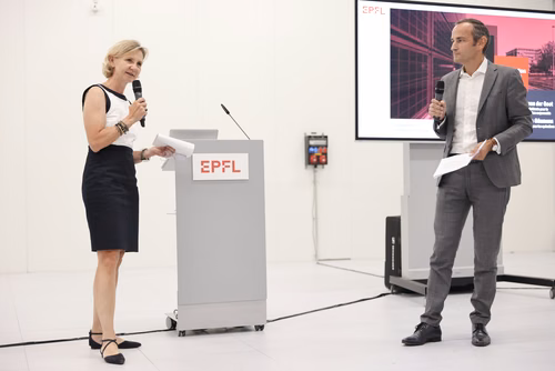 Après 3 ans de travaux, l’EPFL inaugure aujourd’hui sa nouvelle centrale thermique qui permet au campus lausannois de se chauffer et de se refroidir intégralement avec l’eau du lac et en exploitant la chaleur dégagée par son centre de données. Pour l’École, il s’agit d’une étape majeure en vue d’atteindre la neutralité carbone. Gisou van der Goot , Matthias Gäumann