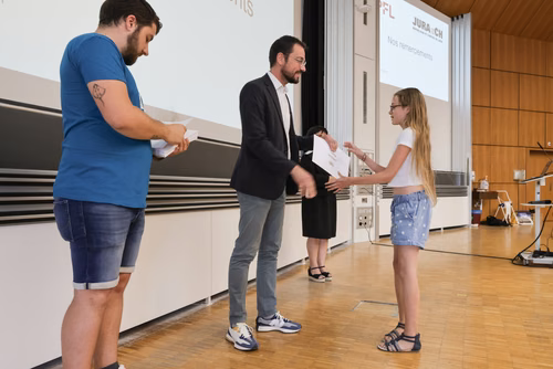 Remises des attestations pour les enfants du Jura 2023 En présence du Ministre de l’éducation du Canton du Jura, M. Martial Courtet Service de promotion des Sciences 