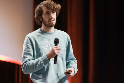 Un événement d’envergure pour préparer son avenir. Comme chaque année, l’EPFL, via son Service de promotion de l’éducation et en collaboration avec ses facultés, se réjouit d'accueillir les gymnasiennes et gymnasiens sur son campus. L’École propose de venir découvrir ses filières de formation, sa communauté estudiantine, son corps enseignant, ses équipes de recherche, les divers services dédiés aux étudiantes et étudiants débutant à l’EPFL, ainsi que les multiples associations chargées d’animer la vie socia