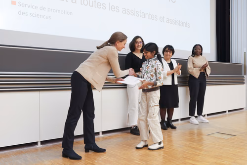 Journée à la découverte des Sciences Remise attestations "Internet & Code pour les filles" Service de la promotion des Sciences de l'EPFL 