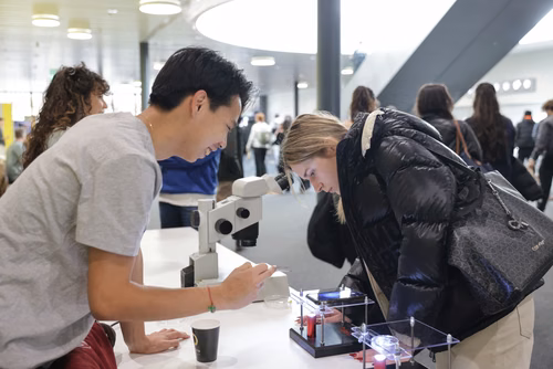 Un événement d’envergure pour préparer son avenir. Comme chaque année, l’EPFL, via son Service de promotion de l’éducation et en collaboration avec ses facultés, se réjouit d'accueillir les gymnasiennes et gymnasiens sur son campus. L’École propose de venir découvrir ses filières de formation, sa communauté estudiantine, son corps enseignant, ses équipes de recherche, les divers services dédiés aux étudiantes et étudiants débutant à l’EPFL, ainsi que les multiples associations chargées d’animer la vie socia