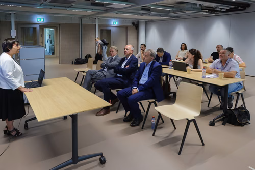 Destiné aux jeunes filles et garçons de sept à seize ans, il propose une approche pédagogique active et ludique qui éveille l’intérêt pour les sciences et pour les technologies. Ce, grâce à un partenariat avec UBS et la collaboration entre le Service de promotion des sciences de l’EPFL, l’EPFL Valais Wallis et le Canton du Valais. Canton du Valais  NCCR Catalysis, pôle de recherche du fonds national Suisse