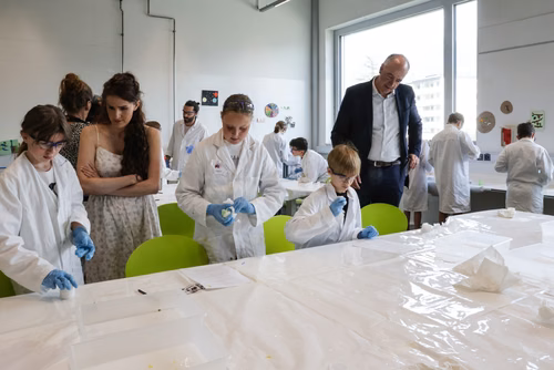 Destiné aux jeunes filles et garçons de sept à seize ans, il propose une approche pédagogique active et ludique qui éveille l’intérêt pour les sciences et pour les technologies. Ce, grâce à un partenariat avec UBS et la collaboration entre le Service de promotion des sciences de l’EPFL, l’EPFL Valais Wallis et le Canton du Valais. Canton du Valais  NCCR Catalysis, pôle de recherche du fonds national Suisse