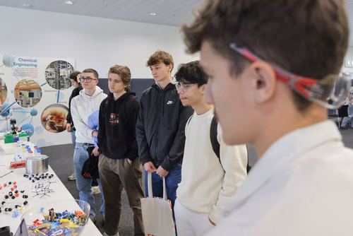 Un événement d’envergure pour préparer son avenir. Comme chaque année, l’EPFL, via son Service de promotion de l’éducation et en collaboration avec ses facultés, se réjouit d'accueillir les gymnasiennes et gymnasiens sur son campus. L’École propose de venir découvrir ses filières de formation, sa communauté estudiantine, son corps enseignant, ses équipes de recherche, les divers services dédiés aux étudiantes et étudiants débutant à l’EPFL, ainsi que les multiples associations chargées d’animer la vie socia