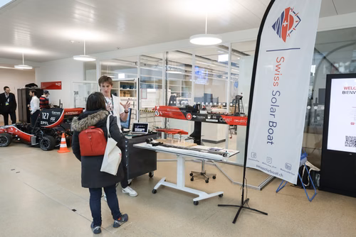 Cette année, la Faculté informatique et communications célèbre son 20e anniversaire, une étape importante dans un domaine qui s’est transformé au cours des deux dernières décennies. Durant cette période, des milliers d’étudiantes et étudiants en bachelor, en master et en doctorat ont obtenu leur diplôme, et ont ensuite contribuer à l’évolution de la branche, tant dans le milieu universitaire que dans le secteur privé.